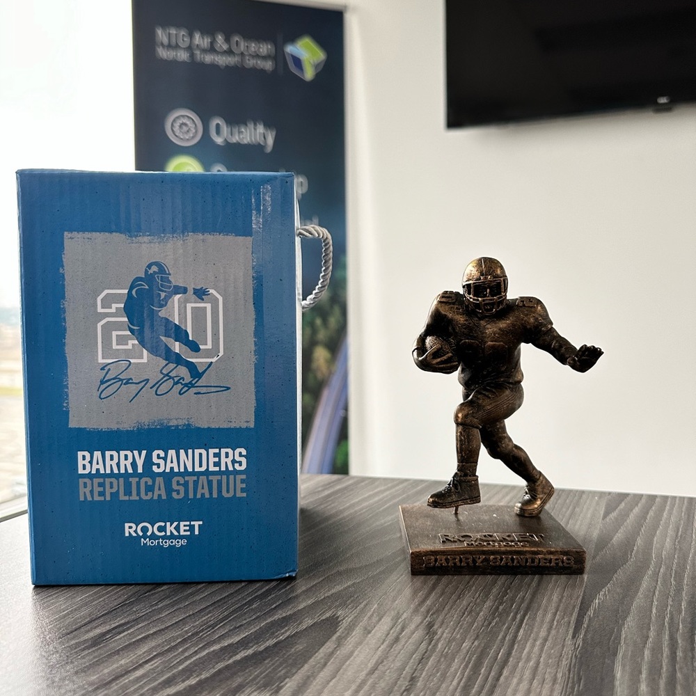 Detroit Lions Barry sanders replica statue